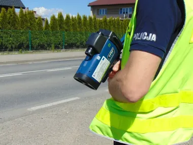 Na Zatorskiej trzech kierowców straciło prawa jazdy po jeździe ponad 50 km/h za szybko